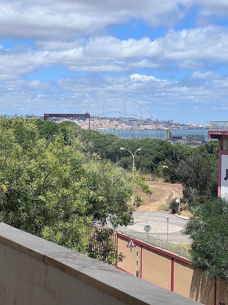 4 bedrooms Apartment in Almada, Portugal No. 224942