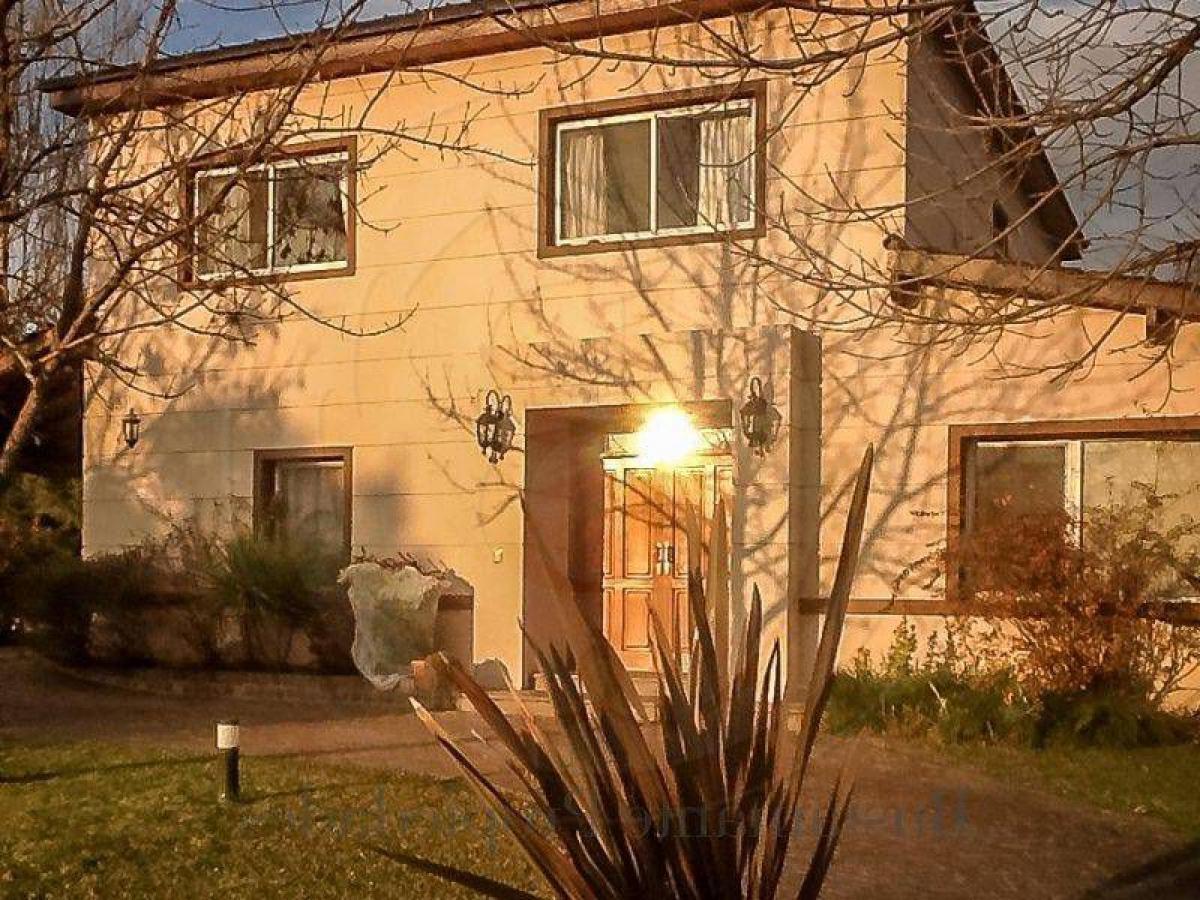 Casa de 3 dormitorios en Pilar, Argentina No. 99160