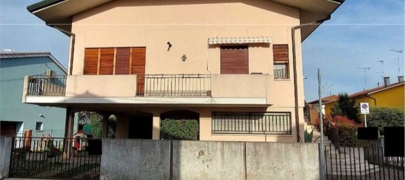 8 rooms Apartment in Rovigo, Italy No. 54423 5