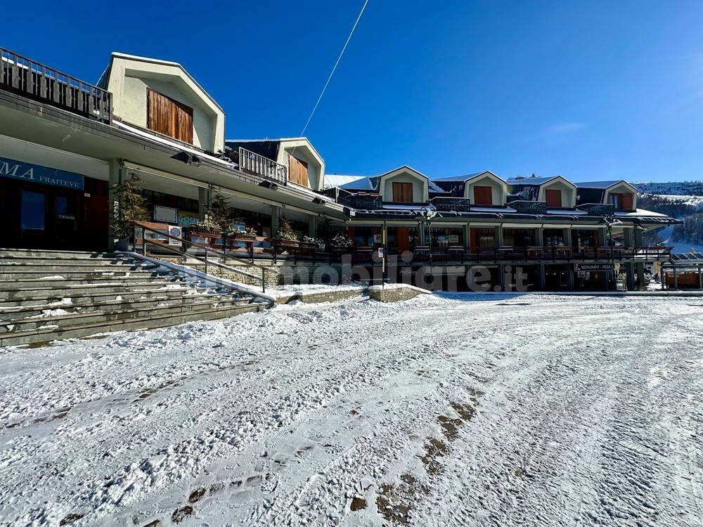 Propiedad comercial de 2 habitaciónes en Sestriere, Italy No. 71713