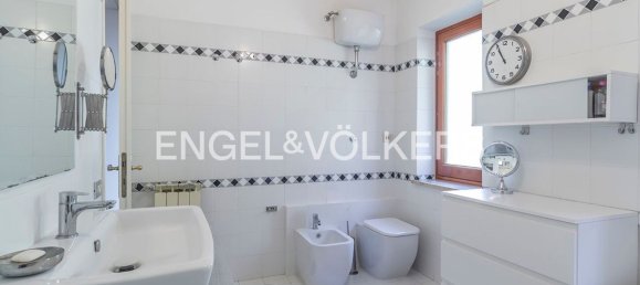 12-salle Villa à Trevignano Romano, Italy No. 128051 25