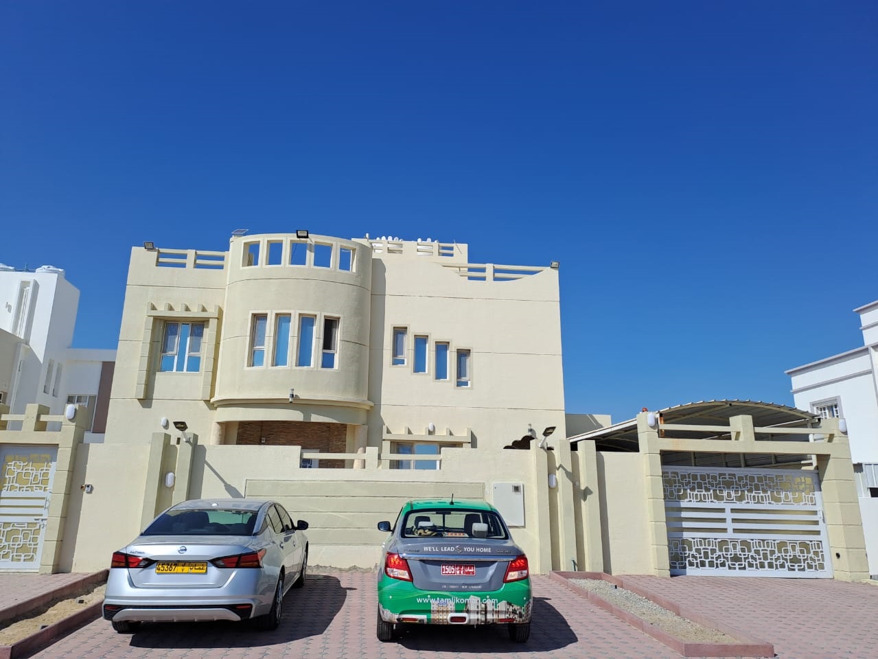 6 bedrooms Villa in Al Amarat, Oman No. 1295