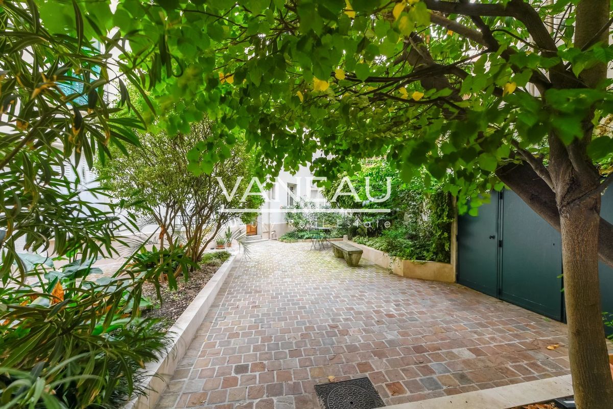 3 rooms Apartment in Paris, France No. 163239