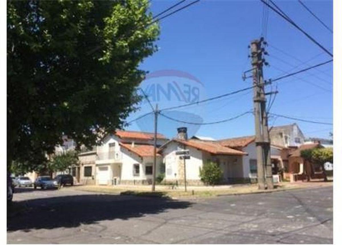 5 bedrooms House in Moron, Argentina No. 18062