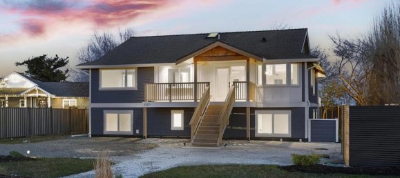 5 bedrooms House in British Columbia, Canada No. 1143 2