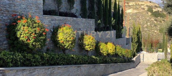 5 bedrooms Villa in Germasogeia, Cyprus No. 362 2