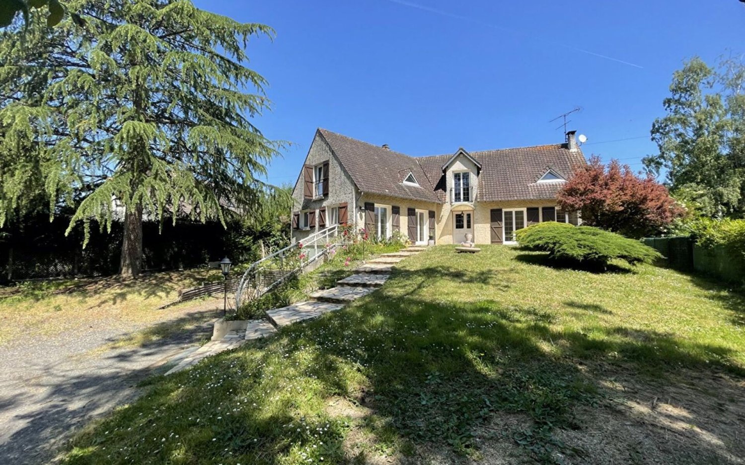 Casa de 5 dormitorios en Saint-Sauveur-sur-Ecole, France No. 188064