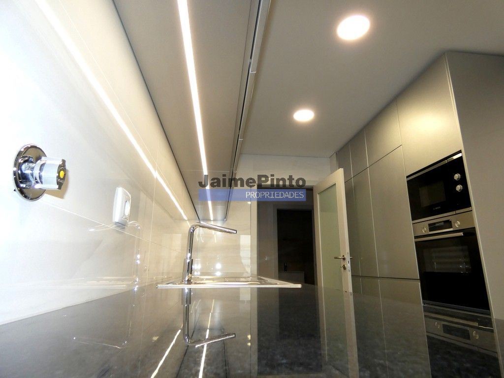 3 bedrooms Apartment in Porto, Portugal No. 123150