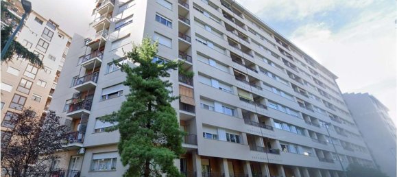 4 rooms Apartment in Turin, Italy No. 12207 2