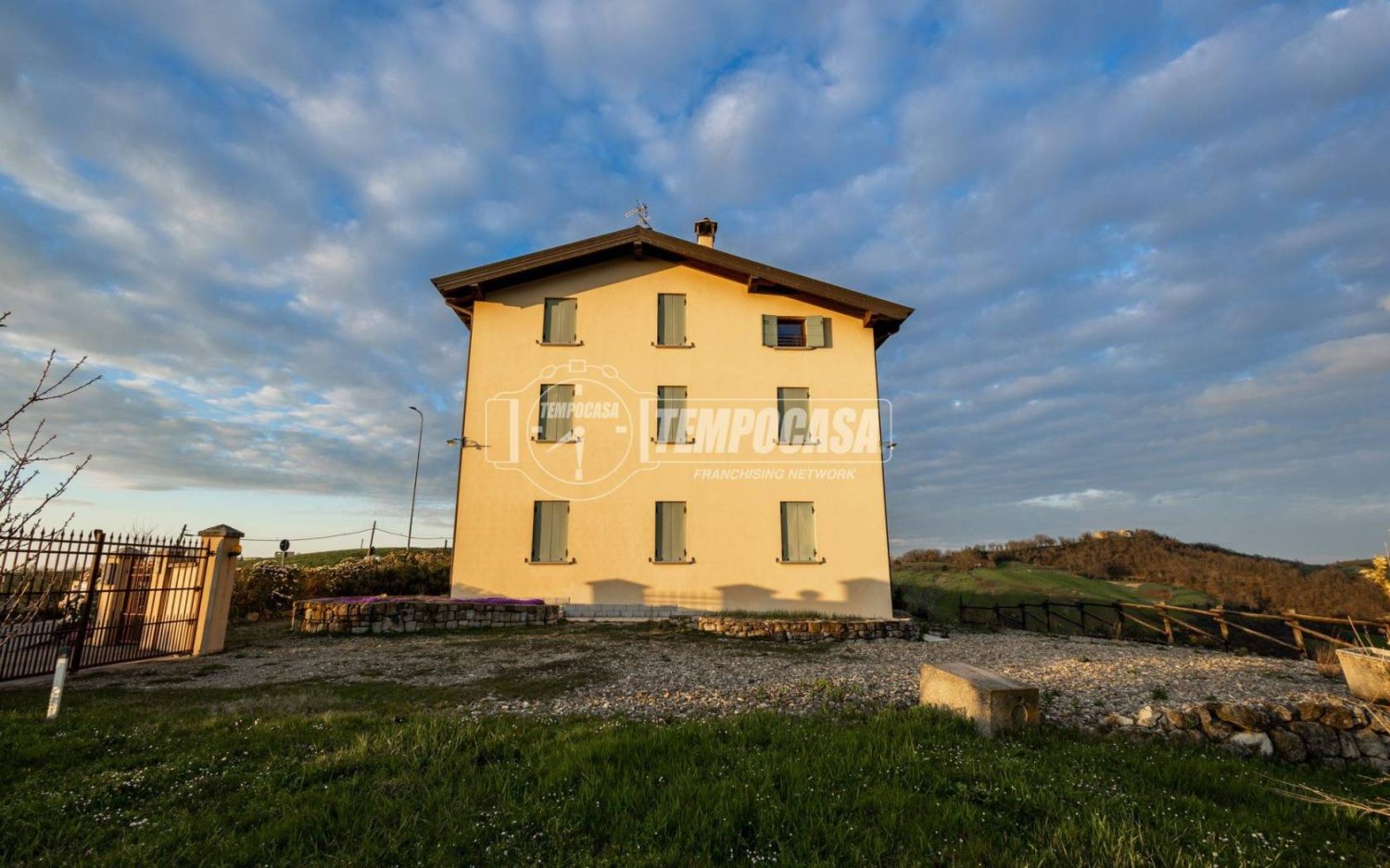 4 bedrooms Villa in Canossa, Italy No. 101857