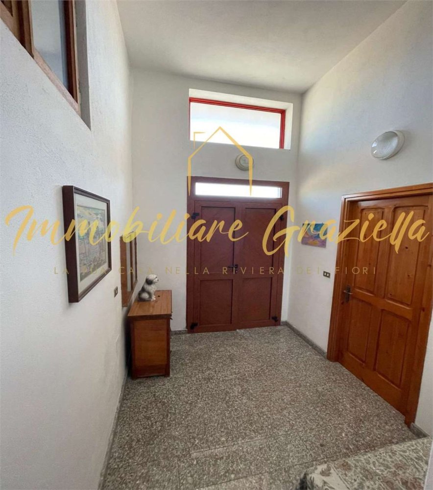 Casa de 5 habitaciónes en Vallecrosia, Italy No. 201238