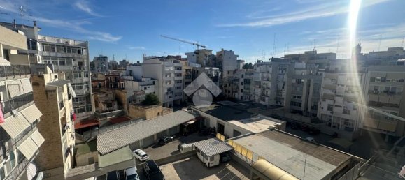 Квартира с 2 спальнями в Бари, Италия № 377620 40