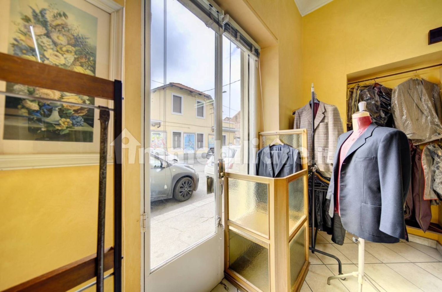 2 rooms Commercial property in Turin, Italy No. 196741