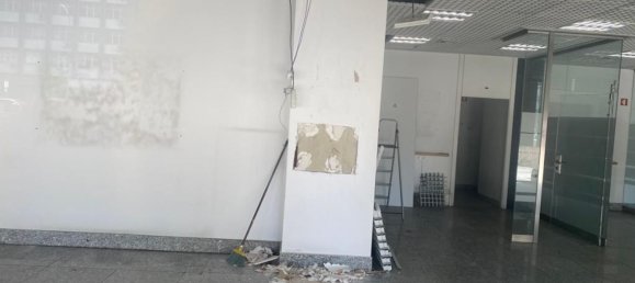 349m² Commercial property in Lisbon, Portugal No. 137534 12