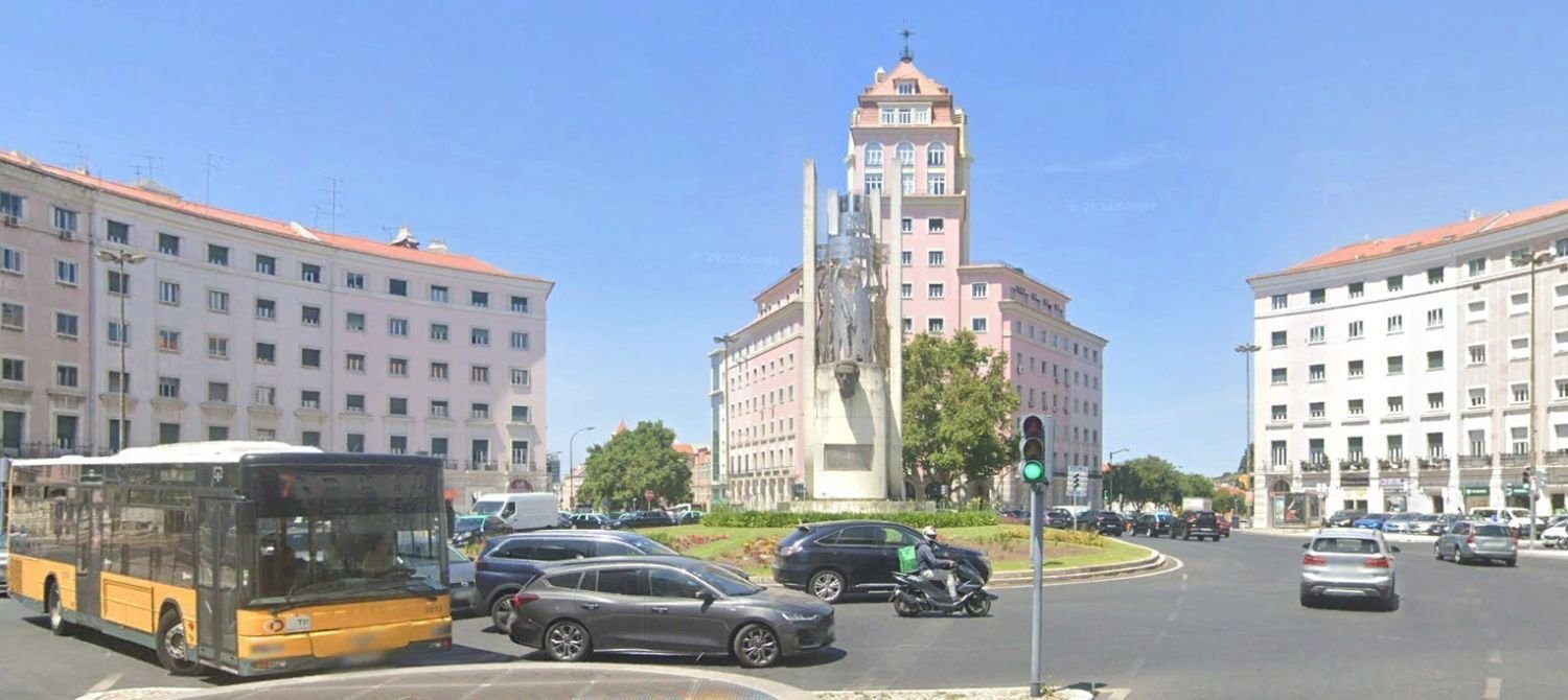 349m² Commercial property in Lisbon, Portugal No. 137534