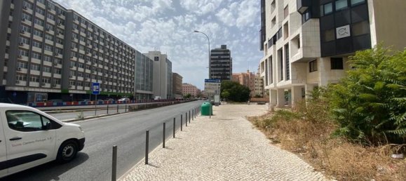 349m² Commercial property in Lisbon, Portugal No. 137534 2