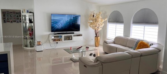 4 dormitorios villa en venta en Miami, Miami-Dade, Florida, USA № 615884 10