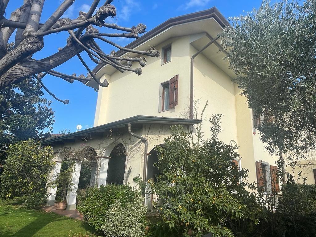 9 rooms House in Montignoso, Italy No. 64229