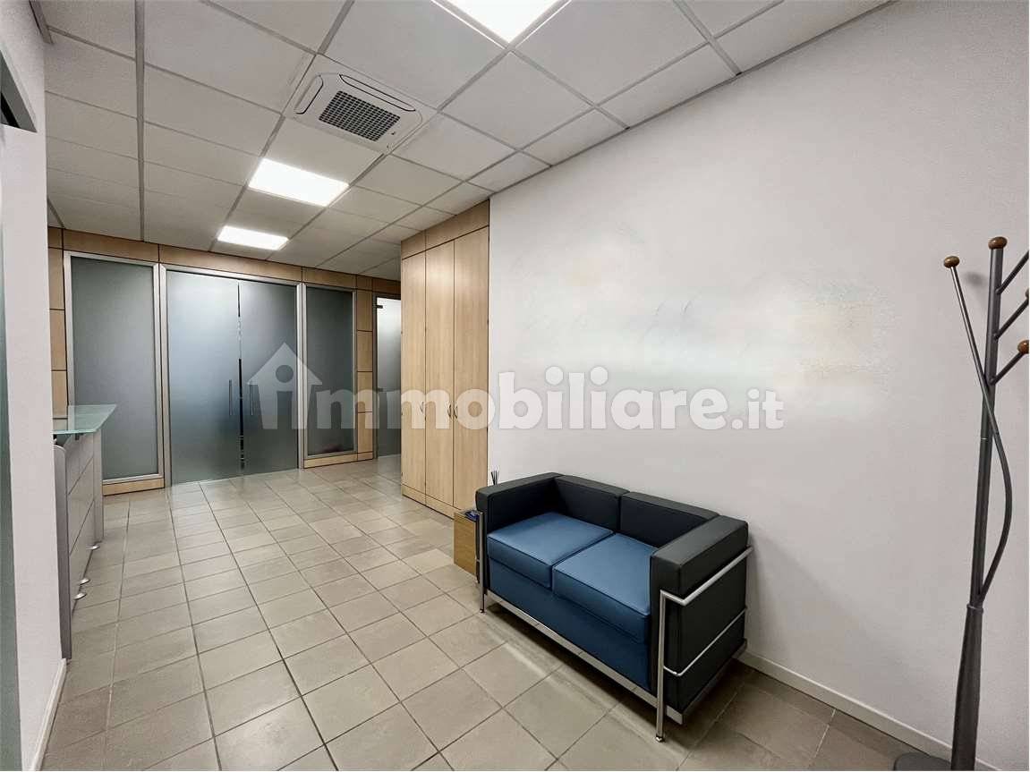 5 rooms Office in Ancona, Italy No. 211820