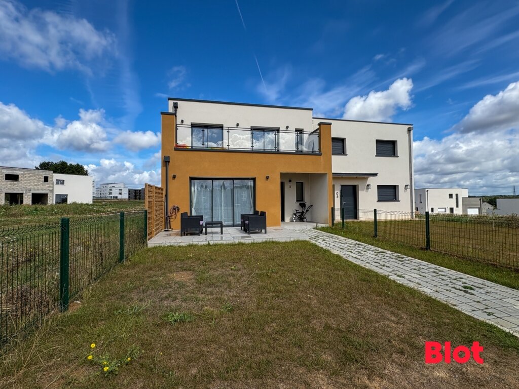 Casa de 4 dormitorios en Vezin-le-Coquet, France No. 361098