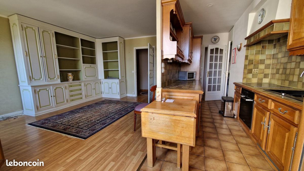 3 bedrooms Apartment in Neuilly-sur-Marne, France No. 177163