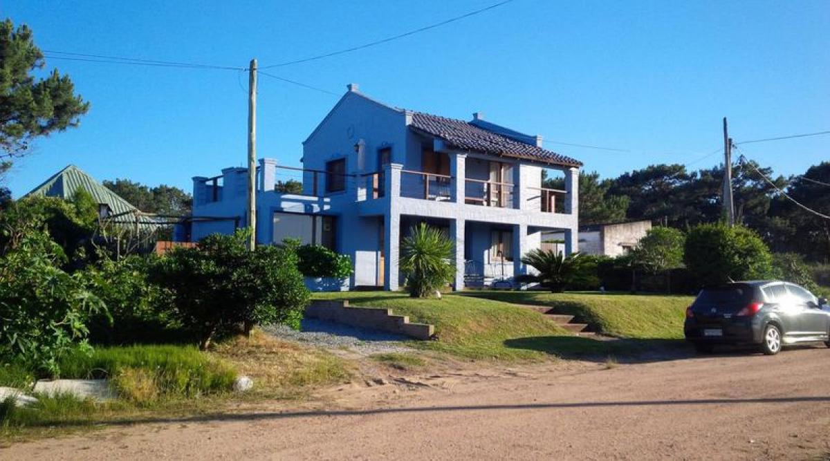 3 bedrooms House in Maldonado, Uruguay No. 7175