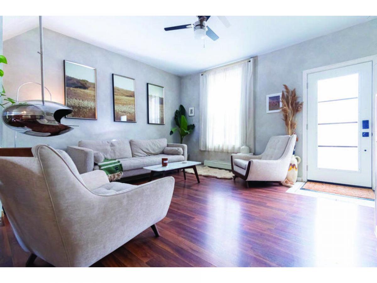 2 bedrooms House in Hamilton, Canada No. 783