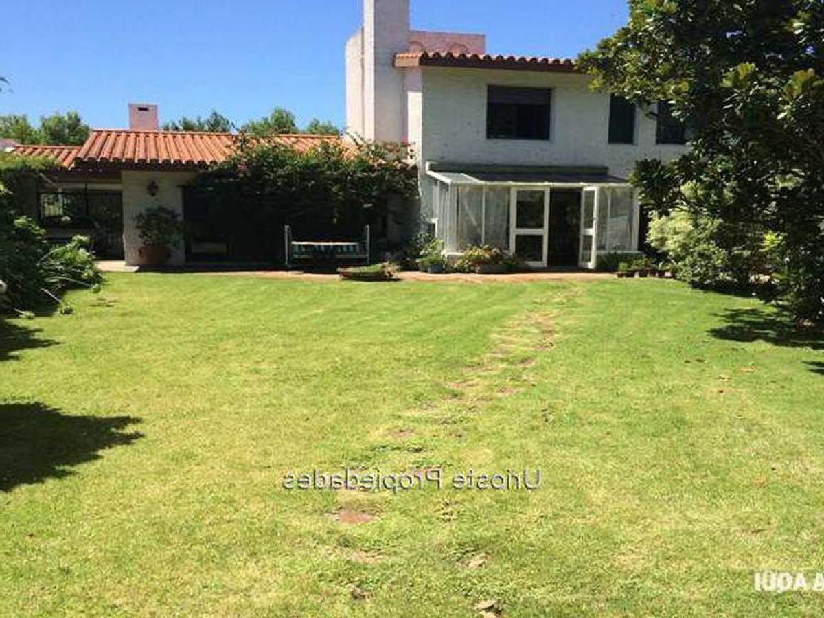 Casa de 4 dormitorios en Montevideo, Uruguay No. 2719