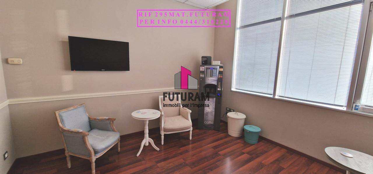 3 rooms Warehouse in Vicenza, Italy No. 108123