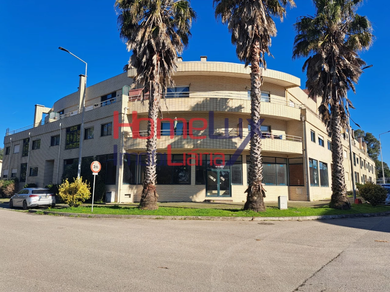 607m² Commercial property in Madalena, Portugal No. 259749