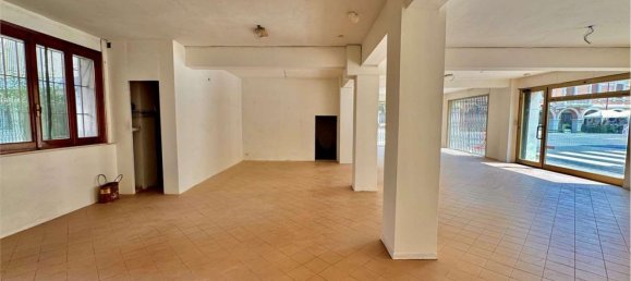 132m² Commercial property in Rolo, Italy No. 302754 6