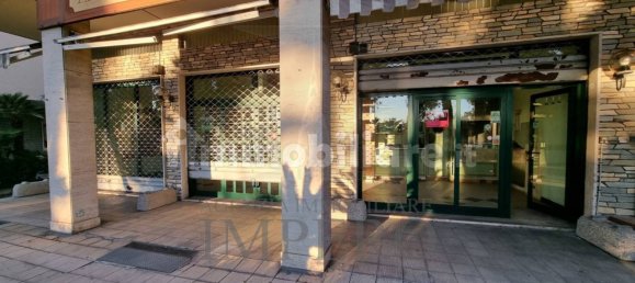 Propiedad comercial de 3 habitaciónes en Ospedaletti, Italy No. 83024 15