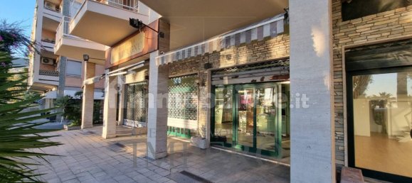 Propiedad comercial de 3 habitaciónes en Ospedaletti, Italy No. 83024 3