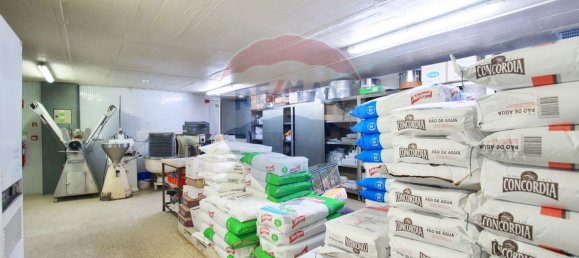 737m² Commercial property in Almada, Portugal No. 79823 19