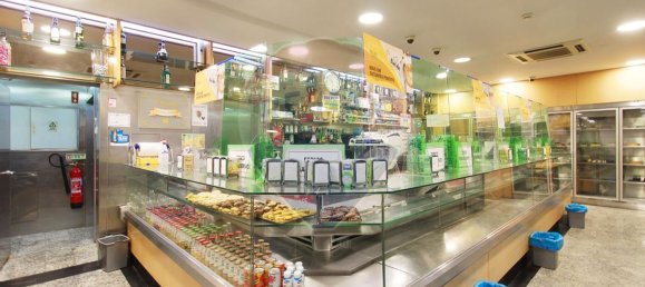 737m² Commercial property in Almada, Portugal No. 79823 7