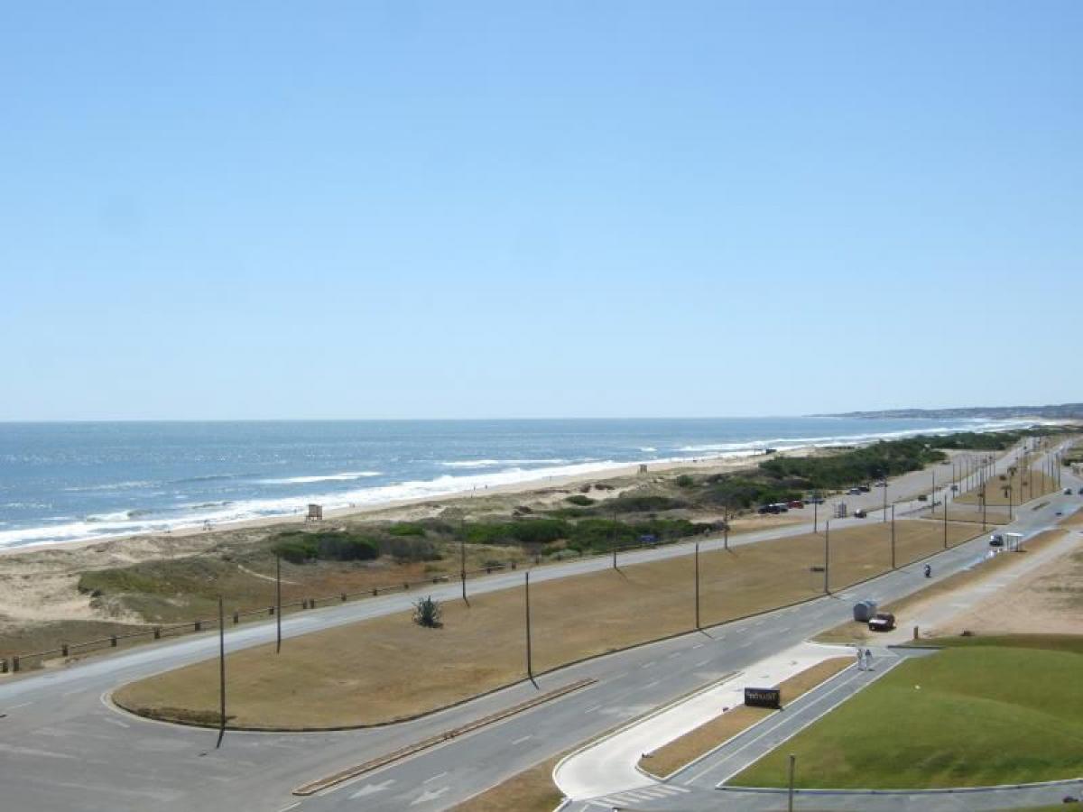 Apartamento de 3 dormitorios en Maldonado, Uruguay No. 7017