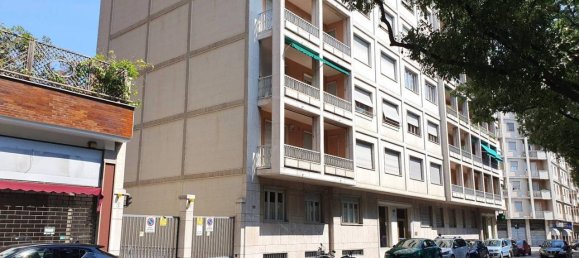 4-salle Appartement à Turin, Italy No. 31991 51