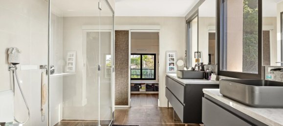 4 bedrooms Commercial property in Cannes, France No. 38247 3