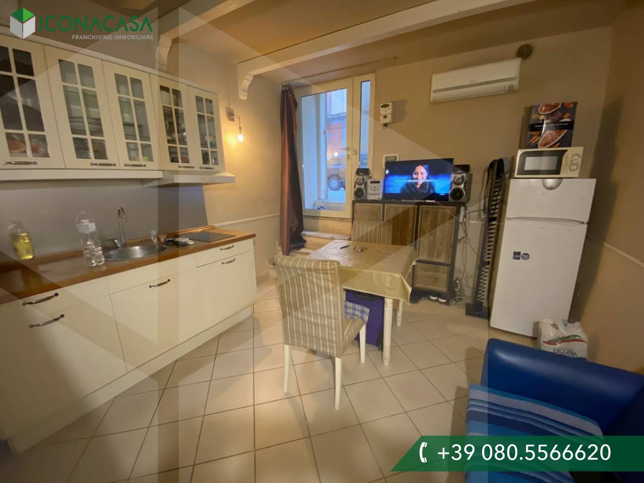 Propiedad comercial de 1 habitación en Bari, Italy No. 33831