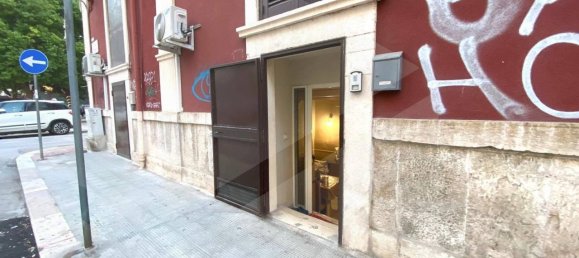 Propiedad comercial de 1 habitación en Bari, Italy No. 33831 12