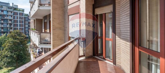 2 bedrooms Apartment in Milan, Italy No. 352225 4