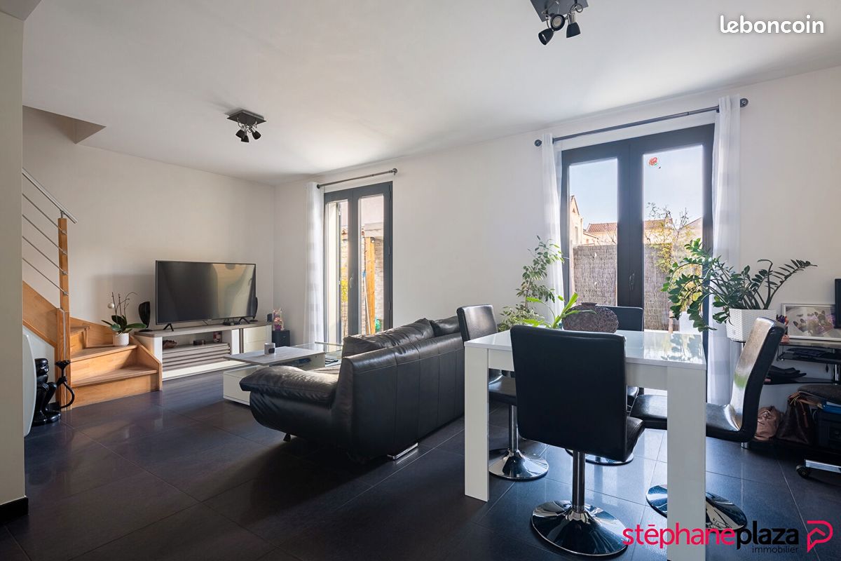 Casa de 2 dormitorios en Argenteuil, France No. 137946