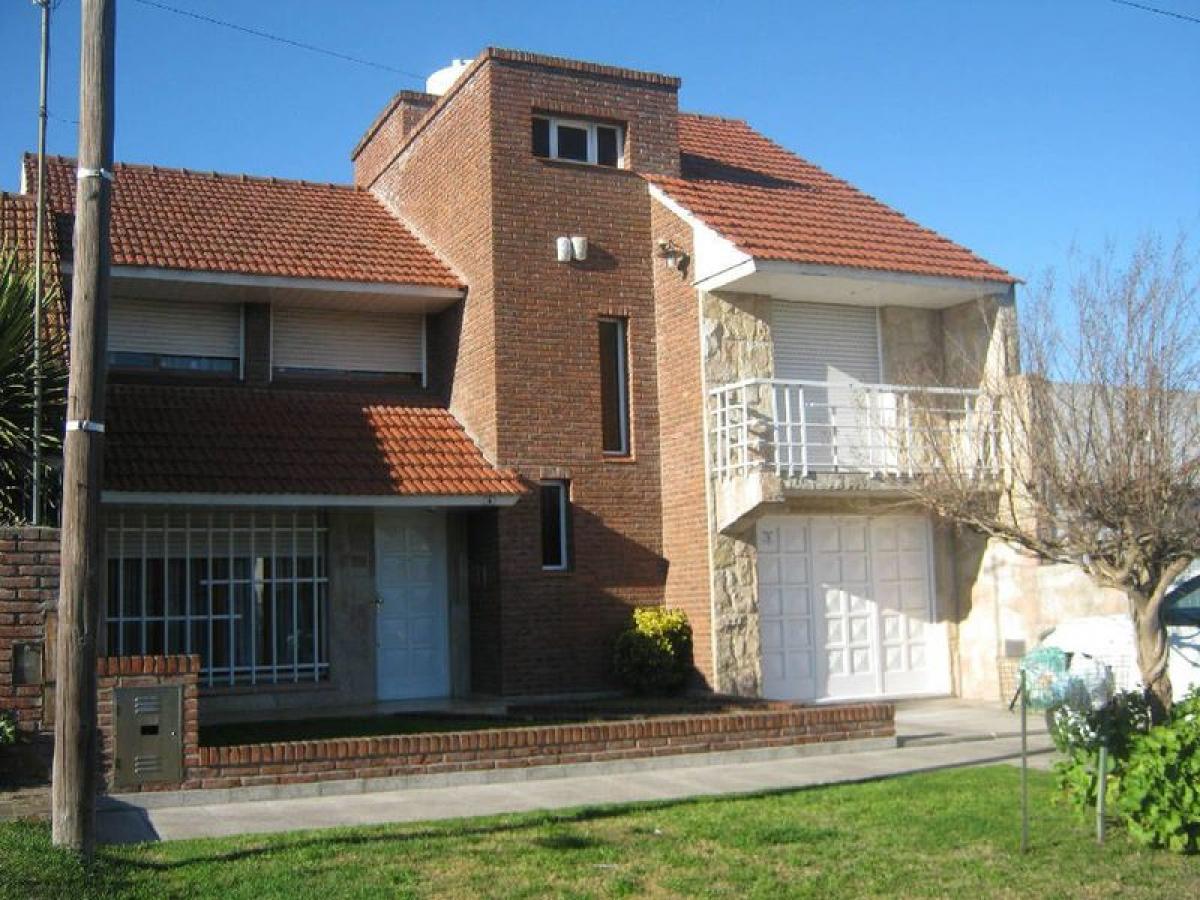 Дом с 4 спальнями в Мар-дель-Плата, Аргентина № 77409