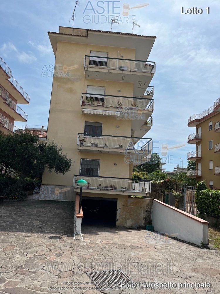 11 rooms House in Formia, Italy No. 101073