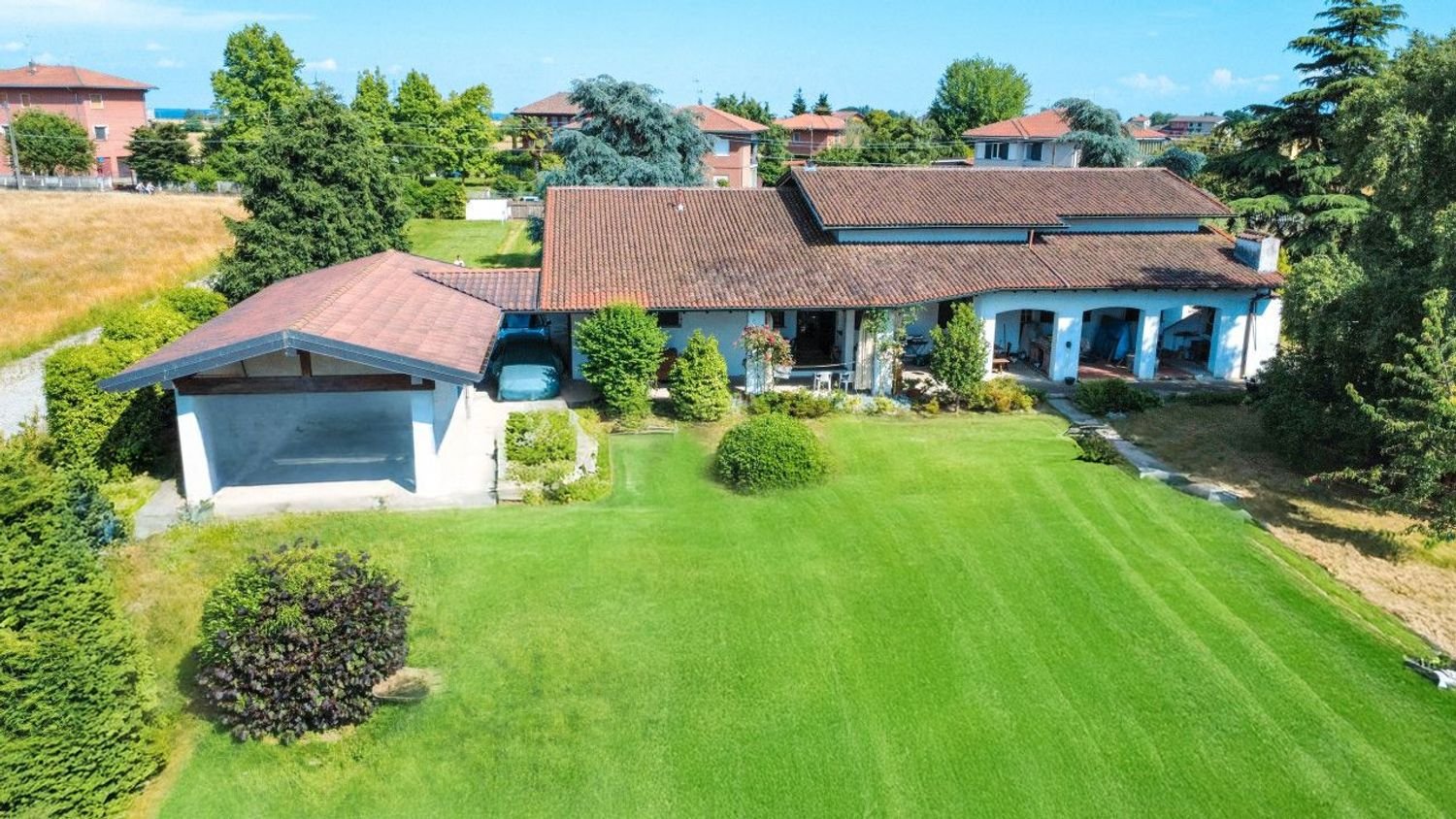 4 bedrooms Villa in Oleggio, Italy No. 377487