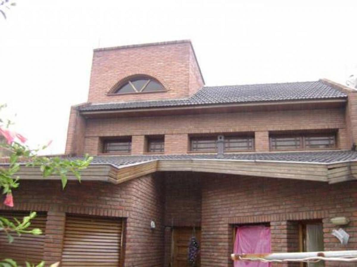 3 bedrooms House in Lanus, Argentina No. 11617