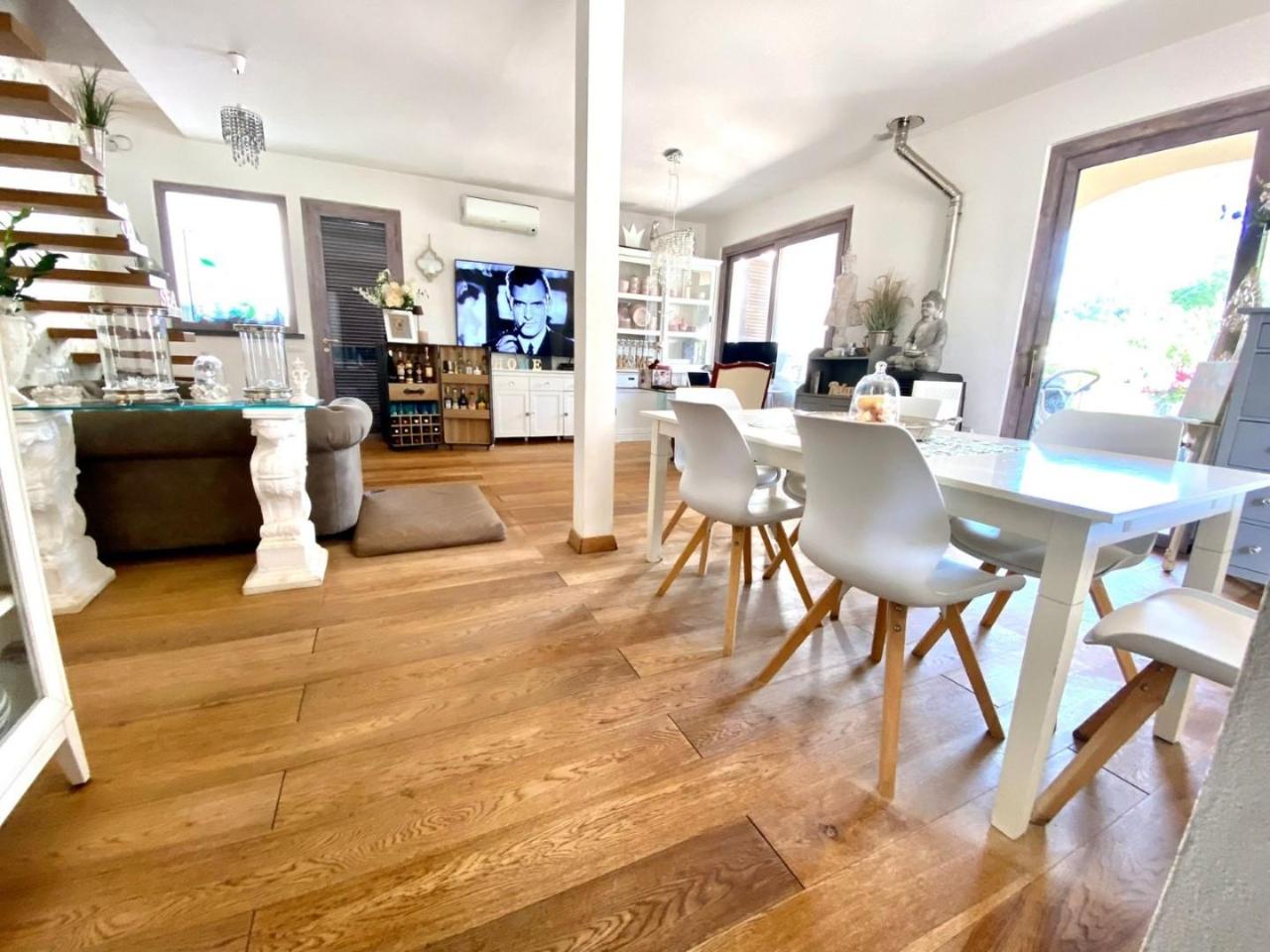 6 rooms Villa in Viareggio, Italy No. 89962