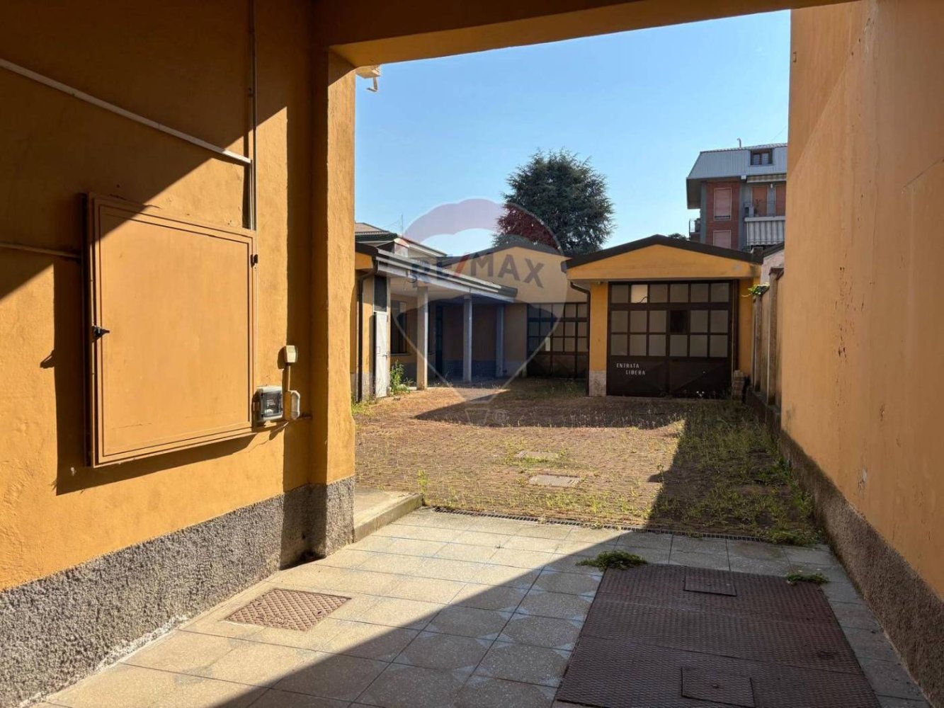 5 rooms Commercial property in Busto Arsizio, Italy No. 378648