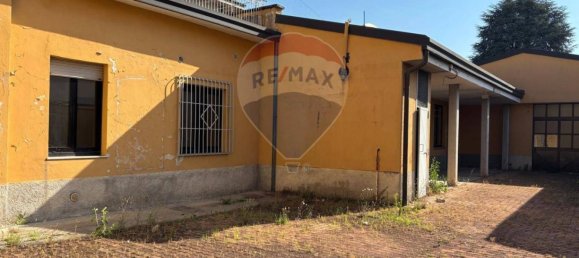 5 rooms Commercial property in Busto Arsizio, Italy No. 378648 2