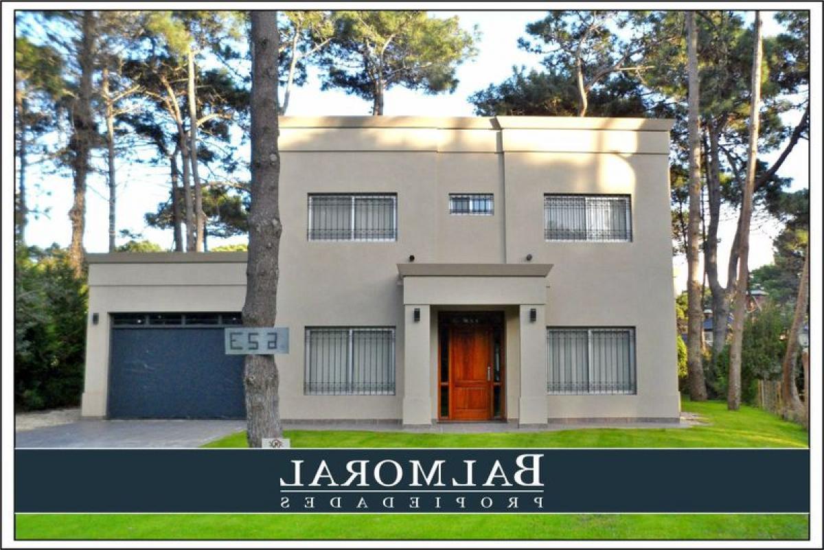 4 bedrooms House in Mar del Plata, Argentina No. 65188